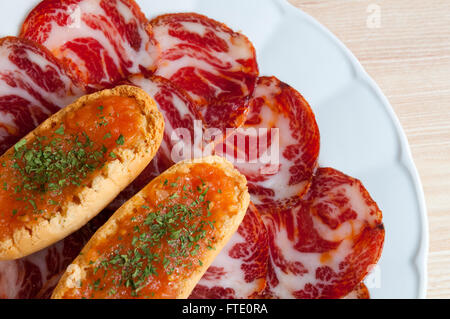 Lonza iberica e pane con salsa di pomodoro. Spagna. Foto Stock