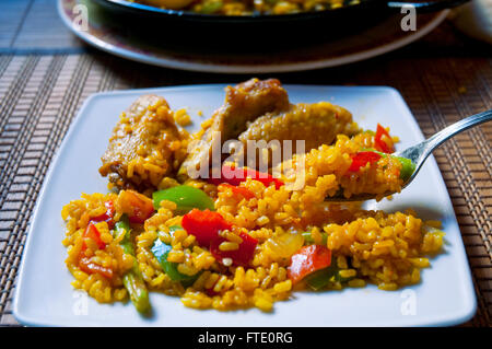 Paella Valenciana di servire. Spagna. Foto Stock