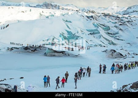 I turisti sul ghiacciaio Solheimajokull Foto Stock