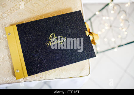 Il nostro album matrimonio decorata con oro, racconto fotografico della giornata. Foto Stock