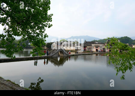 Strada e ponte sopra il lago Foto Stock