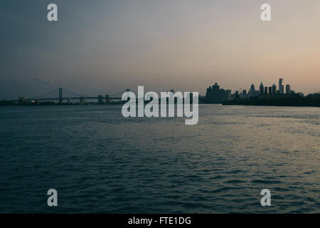 Vista del Ben Franklin Bridge e dello skyline di Philadelphia oltre il Fiume Delaware, in Philadelphia, Pennsylvania. Foto Stock