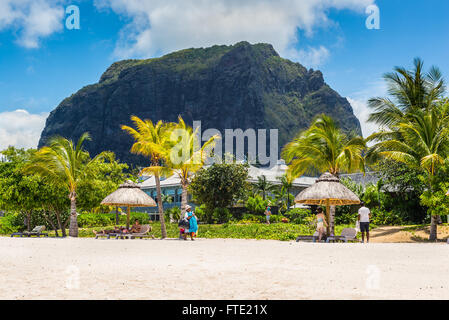 Spiaggia di sabbia bianca nei pressi di Le Morne Brabant mountain, Mauritius. Foto Stock