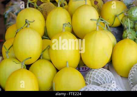 Meloni sulla strada del mercato in stallo Foto Stock