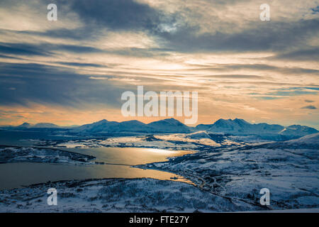 Montagne inondate di luce dorata da Finnlandsfjellet, Kvaloya, nel nord della Norvegia Foto Stock