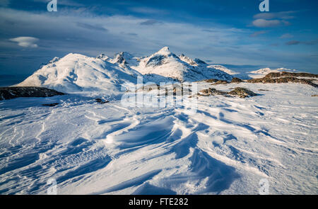 Vento sastrugi scolpita e negozio vista Blamann, Kvaloya, nel nord della Norvegia Foto Stock