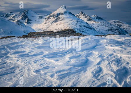 Sastrugi e vista verso il magazzino Blamann da Rodtinden, Kvaloya, Troms, nel nord della Norvegia Foto Stock