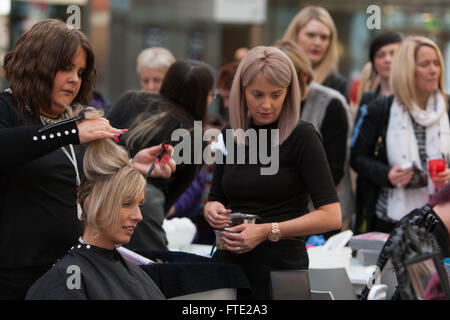 Cuore della radio "Ladies Night' promozioni per gli amanti dello shopping al centro shopping mall, Livingston, Scozia. Foto Stock