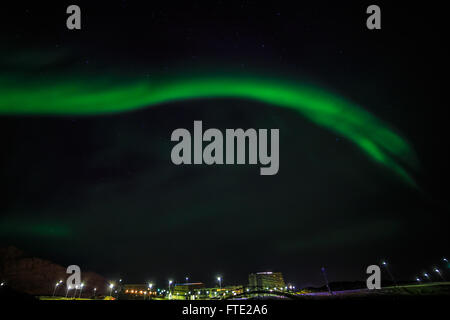 Aurora Boreale fenomeno, verde luci del nord su Nuuk city university, Ottobre 2015 Foto Stock