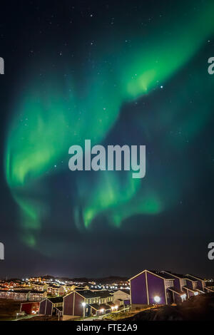 Aurora Boreale fenomeno massiccio verde luci del nord oltre gli Inuit capitale città di Nuuk, Groenlandia, Ottobre 2015 Foto Stock