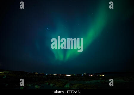 Aurora Boreale fenomeno, verde luci del nord sulla città di Nuuk, Groenlandia, Ottobre 2015 Foto Stock