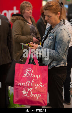 Cuore della radio "Ladies Night' promozioni per gli amanti dello shopping al centro shopping mall, Livingston, Scozia. Foto Stock