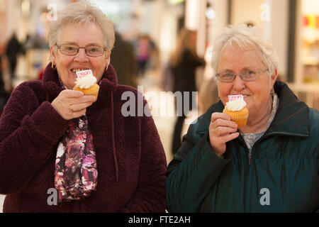 Cuore della radio "Ladies Night' promozioni per gli amanti dello shopping al centro shopping mall, Livingston, Scozia. Foto Stock