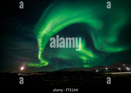 Aurora Boreale fenomeno massiccio verde Northern lights piercing le nubi sulla città di Nuuk, Groenlandia, Ottobre 2015 Foto Stock