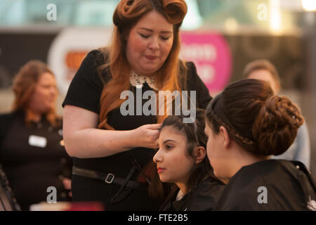 Cuore della radio "Ladies Night' promozioni per gli amanti dello shopping al centro shopping mall, Livingston, Scozia. Foto Stock