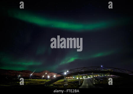 Aurora Boreale fenomeno, verde ampie luci del nord oltre il ponte, città di Nuuk, Groenlandia, Ottobre 2015 Foto Stock