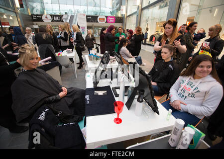 Cuore della radio "Ladies Night' promozioni per gli amanti dello shopping al centro shopping mall, Livingston, Scozia. Foto Stock