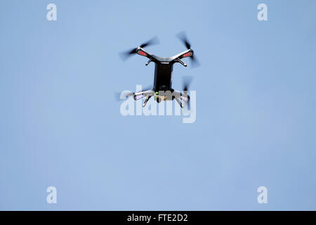 Un quadricottero con droni in volo. Foto Stock