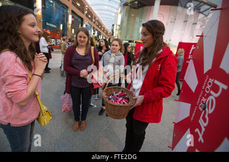 Cuore della radio "Ladies Night' promozioni per gli amanti dello shopping al centro shopping mall, Livingston, Scozia. Foto Stock