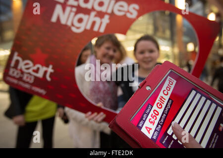 Cuore della radio "Ladies Night' promozioni per gli amanti dello shopping al centro shopping mall, Livingston, Scozia. Foto Stock