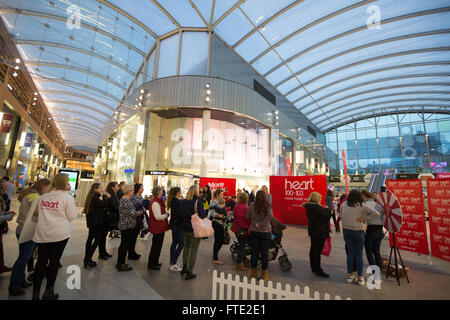 Cuore della radio "Ladies Night' promozioni per gli amanti dello shopping al centro shopping mall, Livingston, Scozia. Foto Stock