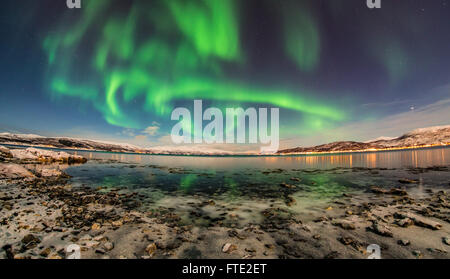 Aurora Boreale ballando sul fiordo, Tromso Norvegia settentrionale Foto Stock