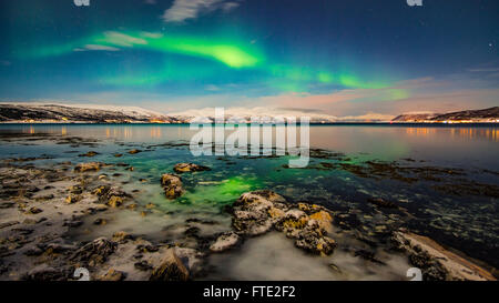 Aurora Boreale ballando sul fiordo, Tromso Norvegia settentrionale Foto Stock