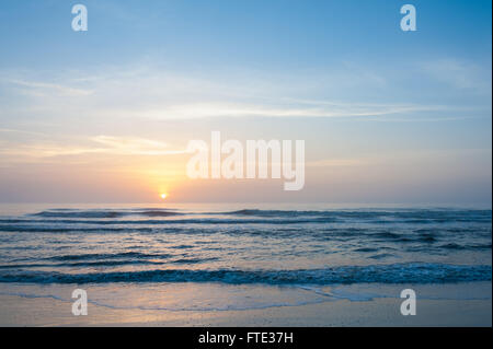 Bella la solitudine come il sole sorge su una spiaggia deserta di Ponta Vedra Beach, Florida, Stati Uniti d'America. Foto Stock
