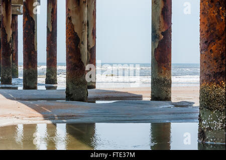 Vista oceano attraverso arrugginita palificazioni a sant'Agostino Molo di St Augustine, Florida, Stati Uniti d'America. Foto Stock