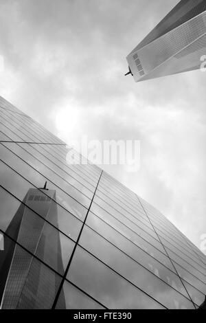 World Trade Center Tower si riflette nella Nazionale di 9/11 Memorial Museum. Foto Stock