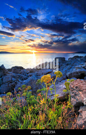 Nuvoloso Tramonto nel Mediterraneo, Croazia Foto Stock