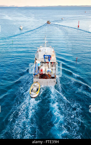 La pesca in barca a vela in mare aperto, Croazia Foto Stock