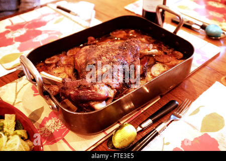Il pranzo della domenica di slow arrosto di spalla di agnello con patate Foto Stock