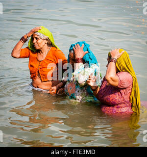 Preghiere in le rive del fiume Gange a Varanasi Foto Stock