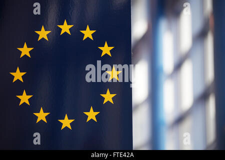 La bandiera dell'UE all'interno di edificio centrale. Foto Stock