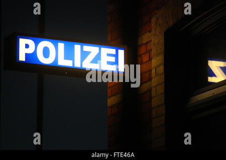 Segno tedesco al di fuori della stazione di polizia di notte Foto Stock