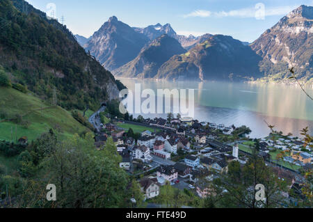 Sisikon, Svizzera; un villaggio situato sulla riva del lago di Lucerna, su una piccola striscia di terra tra il lago e le montagne. Foto Stock