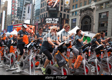 "Unisciti alla battaglia' Outdoor classe di filatura in Times Square a New York Foto Stock