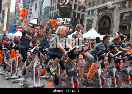 "Unisciti alla battaglia' Outdoor classe di filatura in Times Square a New York Foto Stock