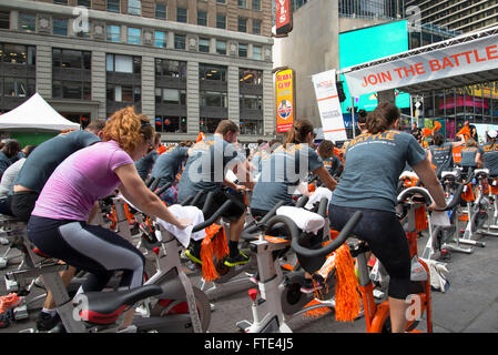 "Unisciti alla battaglia' Outdoor classe di filatura in Times Square a New York Foto Stock