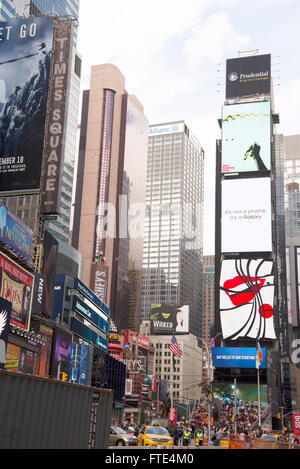 Città famosa Times Square a New York di edifici alti manifesti cartelloni di polizia di sicurezza delle persone sedute red passi in Piazza Duffy Foto Stock