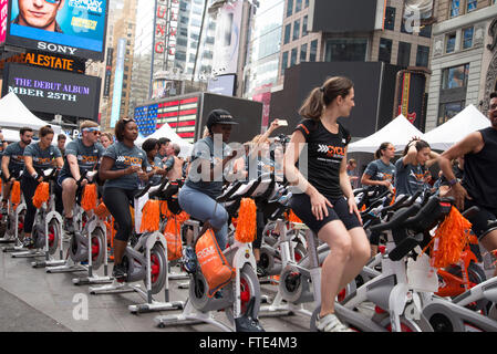 "Unisciti alla battaglia' Outdoor classe di filatura in Times Square a New York Foto Stock