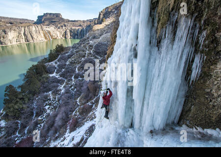 Ice Climber su un percorso chiamato cascate inferiori destra vicino Shoshone Falls in Idaho Foto Stock