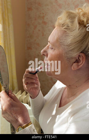 Signora anziana il rossetto. Foto Stock