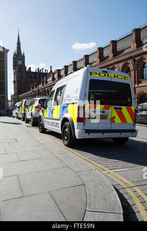 Auto della Polizia e furgoni attendere al di fuori alla Stazione di St Pancras nel centro di Londra, Regno Unito Foto Stock