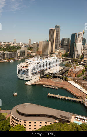 La Diamond Princess nel molo di Circular Quay a Sydney, nuovo Galles del Sud, Australia. Foto Stock