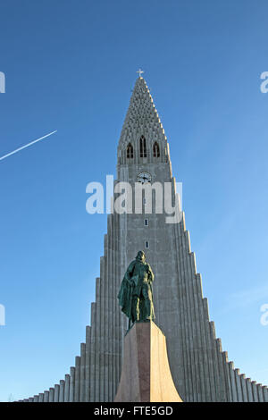 Chiesa Hallgrímskirkja e Leifur Eiriksson statua, Reykjavik, Islanda Foto Stock