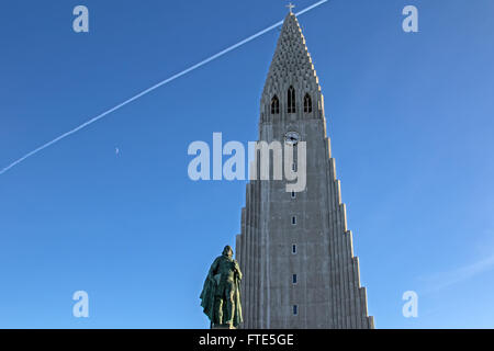 Chiesa Hallgrímskirkja e Leifur Eiriksson statua, Reykjavik, Islanda Foto Stock