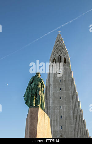 Chiesa Hallgrímskirkja e Leifur Eiriksson statua, Reykjavik, Islanda Foto Stock