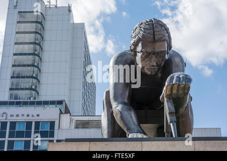 Una statua di bronzo di Sir Isaac Newton di Eduardo Paolozzi, al di fuori della British Library di Londra, Inghilterra, Regno Unito Foto Stock